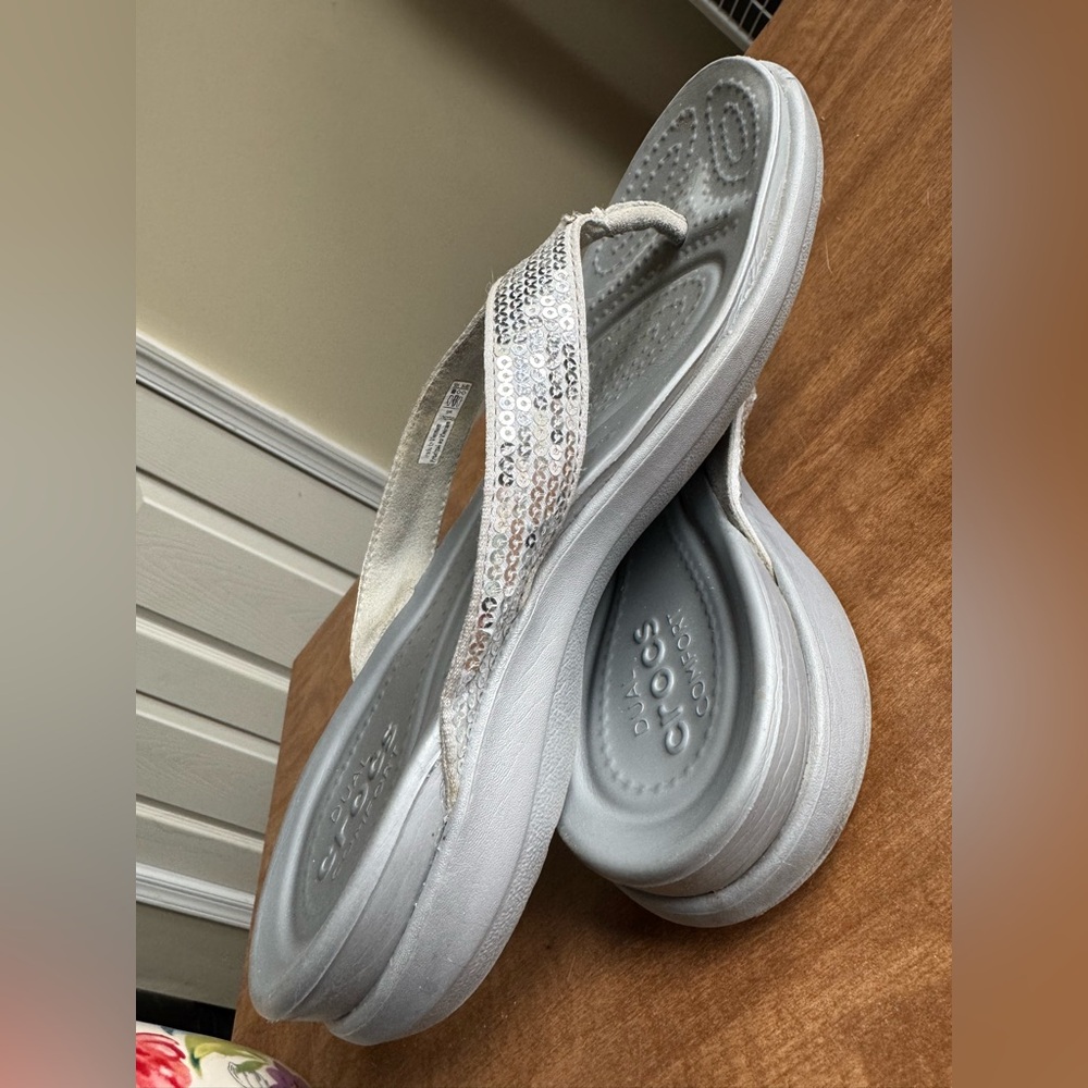 Crocs women’s size 6 flip flops